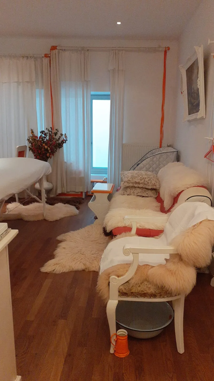 Empfangsbereich Ayurveda Praxis Villingen mit Holzmöbeln